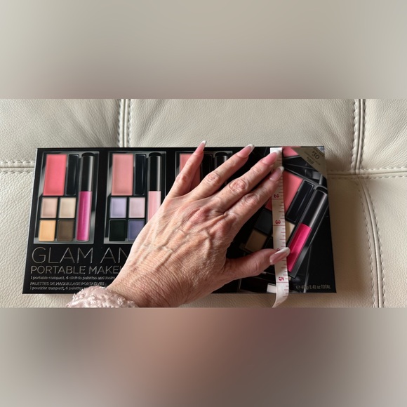 Victoria's Secret glam & go portable travel set  20 eyeshadow 4 gloss makeup Pal - Picture 12 of 12